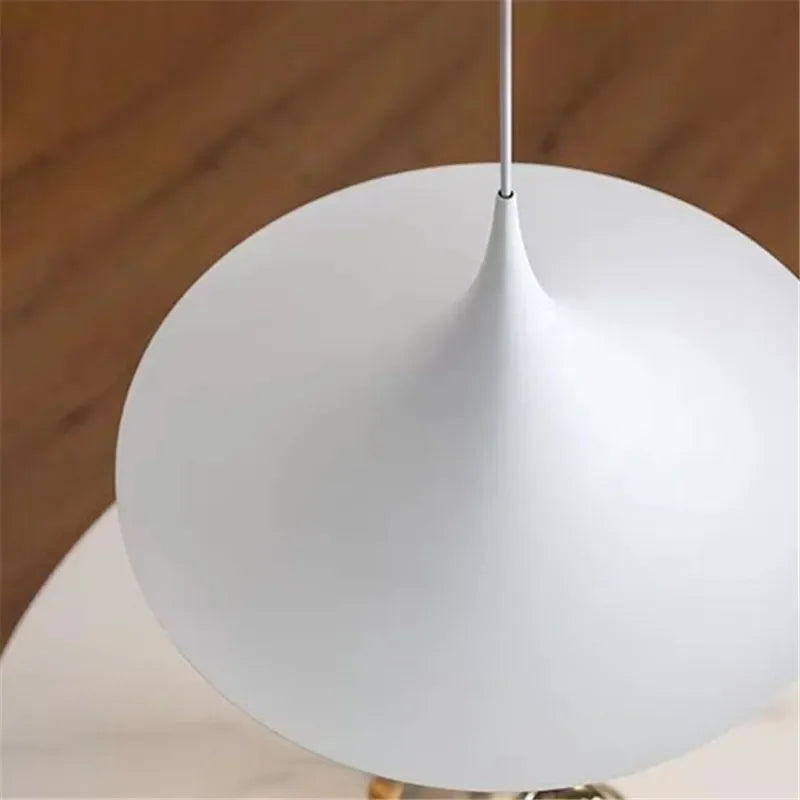 HyggeGlow – Skandinavisk Pendellampe med Minimalistisk Design og Varmt LED-Lys
