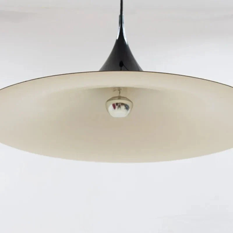 HyggeGlow – Skandinavisk Pendellampe med Minimalistisk Design og Varmt LED-Lys