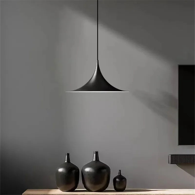 HyggeGlow – Skandinavisk Pendellampe med Minimalistisk Design og Varmt LED-Lys