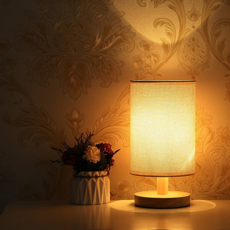 NordicGlow – LED Bordlampe i Massivt Træ med Varmt Stemningslys