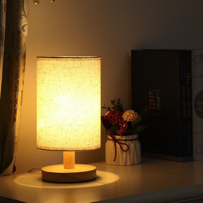 NordicGlow – LED Bordlampe i Massivt Træ med Varmt Stemningslys
