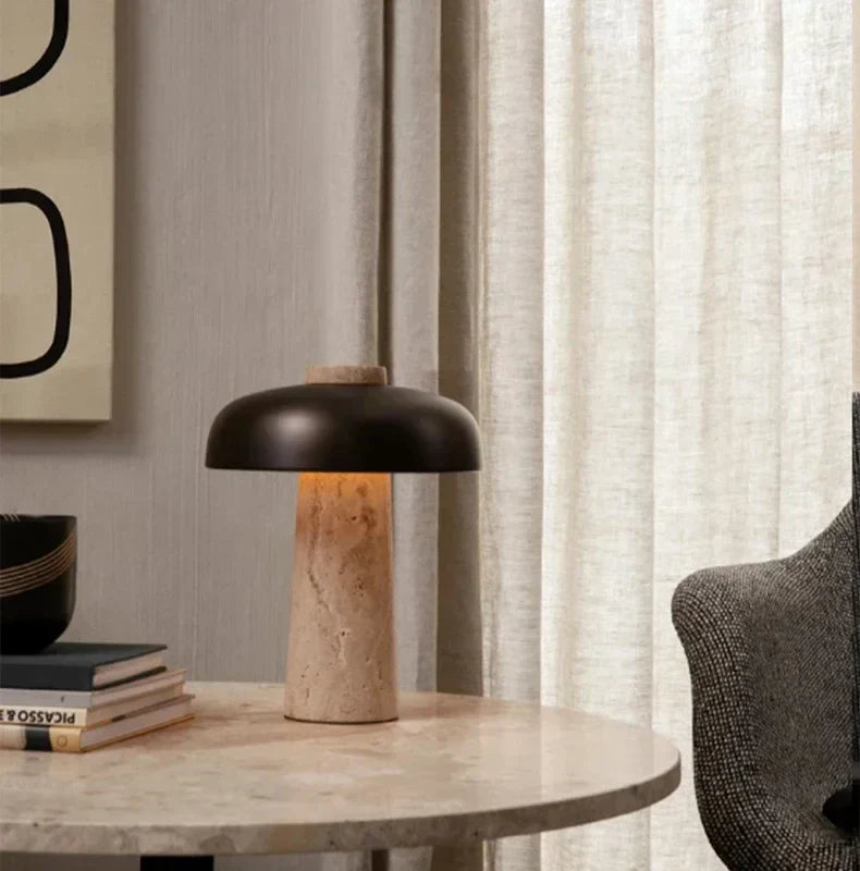StoneAura - Elegant Bordlampe i Travertin med Blød LED-belysning