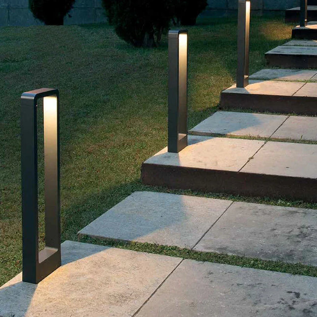 Outdoor Garden Lamp – Weather-Resistant Design with Warm Ambient Solar Lighting
